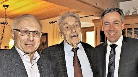 Bürgermeister Helmut Lottes (links) und Landrat Alexander Tritthart (rechts) gratulierten Klaus Kain zum 90.  Foto: Evi Seeger