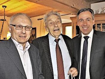 Bürgermeister Helmut Lottes (links) und Landrat Alexander Tritthart (rechts) gratulierten Klaus Kain zum 90.  Foto: Evi Seeger