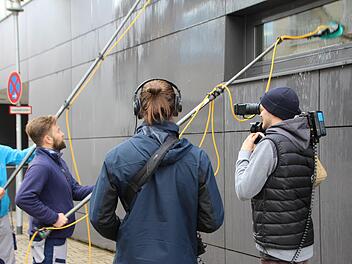 "Galileo"-Reporter Martin Dunkelmann (2. von links) schl&uuml;pfte f&uuml;r den Dreh selbst in die Rolle des Geb&auml;udereinigers. Azubi Bastian Reichelsdorfer (links) unterst&uuml;tzt ihn. Foto: Mirjam Stumpf