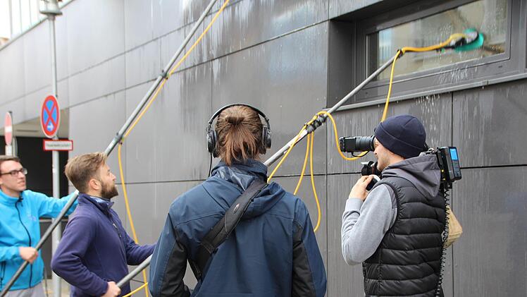"Galileo"-Reporter Martin Dunkelmann (2. von links) schl&uuml;pfte f&uuml;r den Dreh selbst in die Rolle des Geb&auml;udereinigers. Azubi Bastian Reichelsdorfer (links) unterst&uuml;tzt ihn. Foto: Mirjam Stumpf