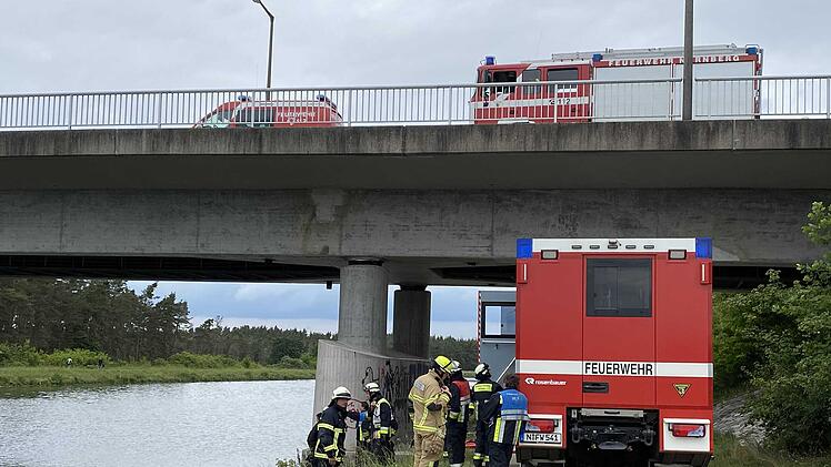 Schiff bleibt an Br&uuml;ck h&auml;ngen: Bauteil rei&Atilde;&Yuml;t ab