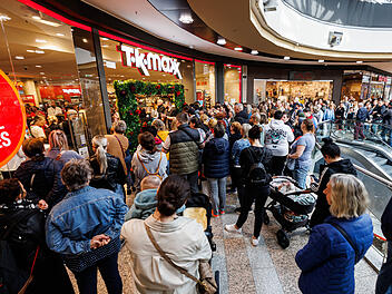 Bayreuth: Er&ouml;ffnung von TK-Maxx-Filiale l&ouml;st gro&szlig;en Riesen-Ansturm aus - "sind &uuml;berw&auml;ltigt"