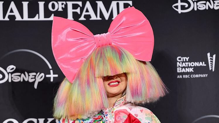Sia ist vor etwa einem Jahr heimlich Mutter geworden.