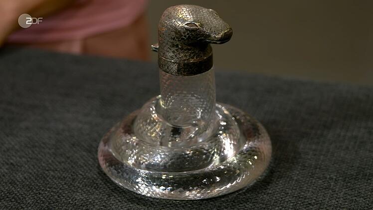 Das Tintenfass in Schlangenform aus dem Jahr 1895 von William Hutton & Sons aus London war 800 bis 1.000 Euro wert. Friedrich H&auml;usser schnappte sich die Rarit&auml;t f&uuml;r 650 Euro.