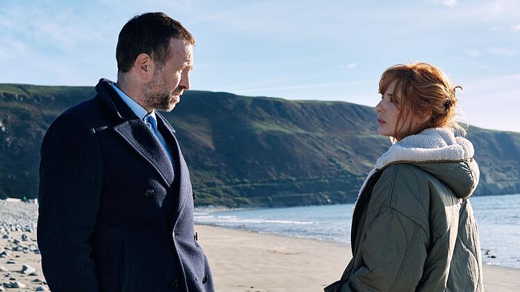 Vor drei Jahren war Jackie Ellis (Kelly Reilly) noch die Vorgesetzte von Detective Eric Bull (Rafe Spall). Doch bei den Ermittlungen nach dem Verschwinden ihrer Nichte muss etwas zwischen ihnen geschehen sein, das Jackie nicht nur die gute Beziehung zu ihrer Schwester, sondern auch ihren Job bei der Polizei kostete.
