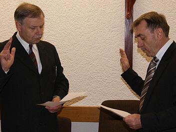 Der neue Gemeinderat Wolfgang Kregler (links) legte den Eid vor Bürgermeister Oskar Ebert ab. Kregler rückt für Maria Pfaff nach.  Foto: sw