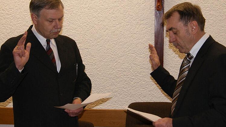 Der neue Gemeinderat Wolfgang Kregler (links) legte den Eid vor Bürgermeister Oskar Ebert ab. Kregler rückt für Maria Pfaff nach.  Foto: sw