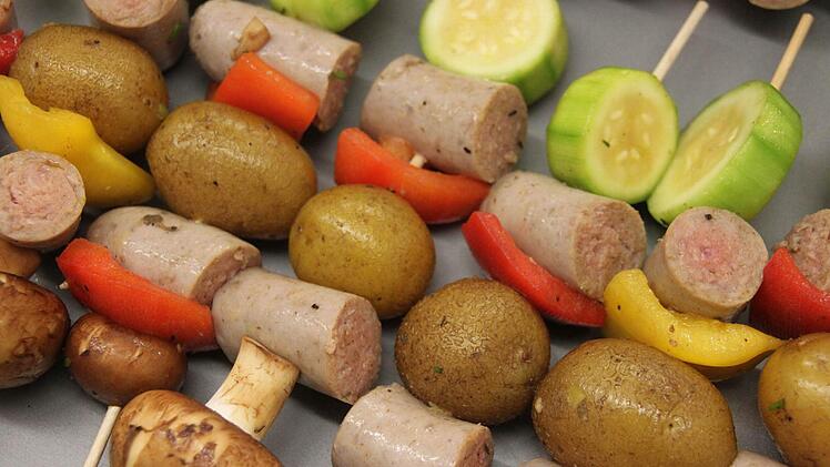 Pilze, Paprika, junge Kartoffeln in der Schale, Bratwurststücke und Zucchini ergeben zusammen würzige Räuberspieße, die man am besten in eine ratzfatz selbstgemachte Frühlingskräuter-Soße tunkt.