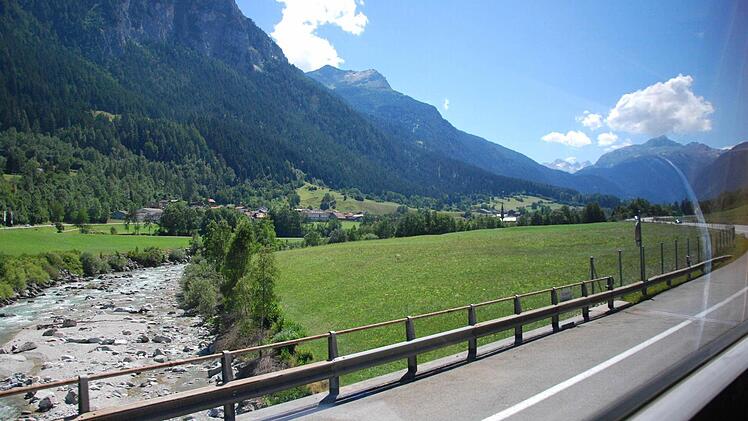 Die Rekordreise führte quer durch die Schweiz. Zwar konnten die Reisenden nicht aussteigen, dafür hatten sie bei Sonnenschein die beste Aussicht auf die Berge. Fotos: Carmen Schmitt