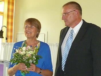 Der Rektor der Saaletalschule, Norbert Paul, verabschiedete Ursula Müller-Ahammer in den wohlverdienten Ruhestand.  Foto: Elmar Heil