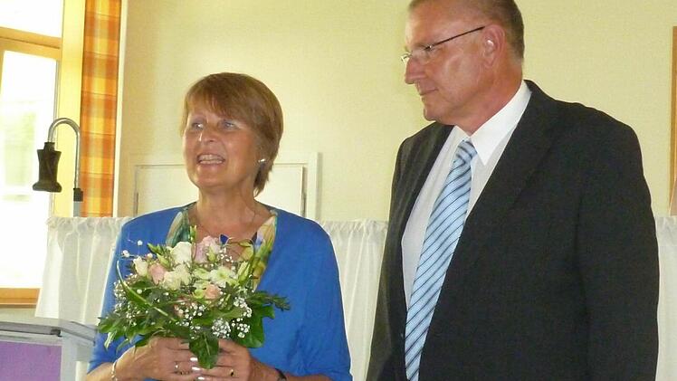 Der Rektor der Saaletalschule, Norbert Paul, verabschiedete Ursula Müller-Ahammer in den wohlverdienten Ruhestand.  Foto: Elmar Heil