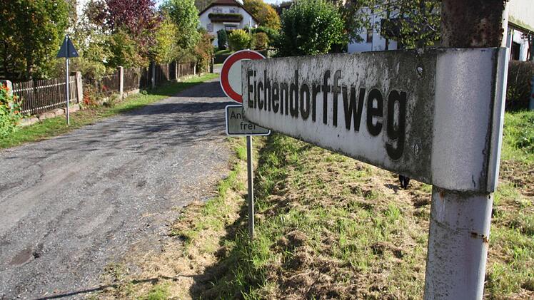Der Eichendorffweg in Bad Brückenau dürfte eine der letzten Innerortsstraßen im Landkreis sein, die noch geschottert sind. Foto: Ralf Ruppert