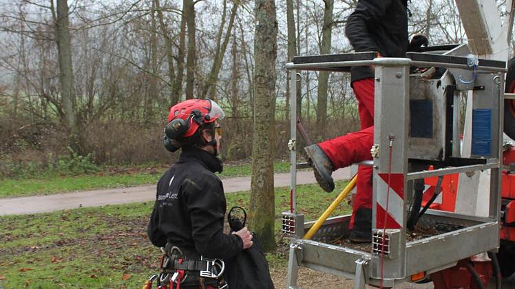 Joachim Lenz und Benjamin Straße besteigen den Hubsteiger. Foto: Mäuser