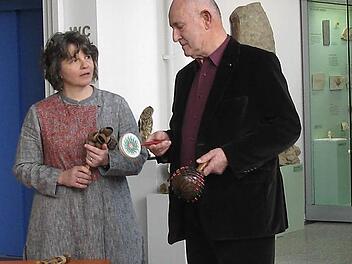 Die Rasseln, die Jürgen Werobèl-La Rochelle hier Kuratorin Astrid Weschenfelder vorführt, hat er aus Afrika mitgebracht. Die Musikinstrumente sind aus Nusschalen gefertigt. Foto: Daniela Pondelicek