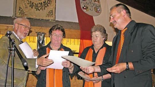 Urkunden des FSB und Deutschen Chorverbandes für 60 und 50 Jahre aktive Treue zum Chorgesang überreichte stellvertretender Sängerkreisvorsitzender Heinz Stelzner an Brigitte Reißenweber und Sonja Horn. Rechts Vereinsvorsitzender Martin Langbein Foto: Klaus Oelzner