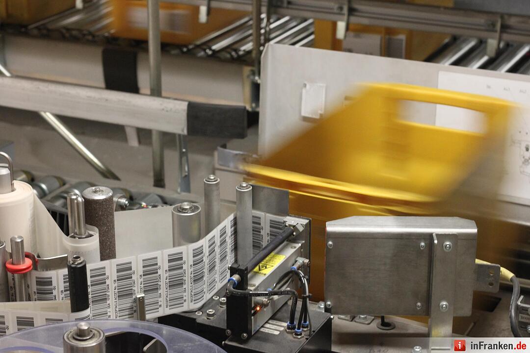 Die Maschine erkennt selbst, ob ein Etikett verblichen ist und ersetzt es gegebenenfalls.