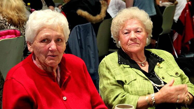 Die beiden einzigen weiblichen Mitglieder Lotte und Mary Foto: Johanna Blum