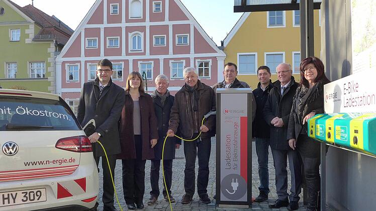 Die Firma N-Ergie installiert überall Elektro-Ladesäulen. Im Landkreis sollen sechs neue 22 kW-Ladepunkte geschaffen werden, einer davon in Marktleugast auf dem Radonplatz.