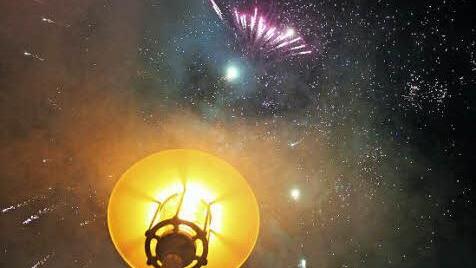 Das Feuerwerk am Himmel ist für alle, die es betrachten, wunderschön. Die Spuren der Knallerei sind bereits am Neujahrsmorgen beseitigt.