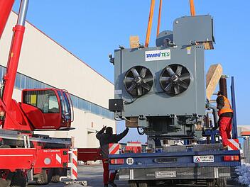 Der erste, 34 Tonnen schwere Trafo, schwebt heran. Foto: Barbara Herbst