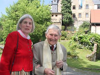 Karl-Ludwig Freiherr von Künßberg und seine Frau Sabina freuten sich bei herrlichstem Kaiserwetter über mehr als 120 geladene Ehrengäste zum 90. Jubeltag von Baron Karl-Ludwig.  Foto: Sonny Adam