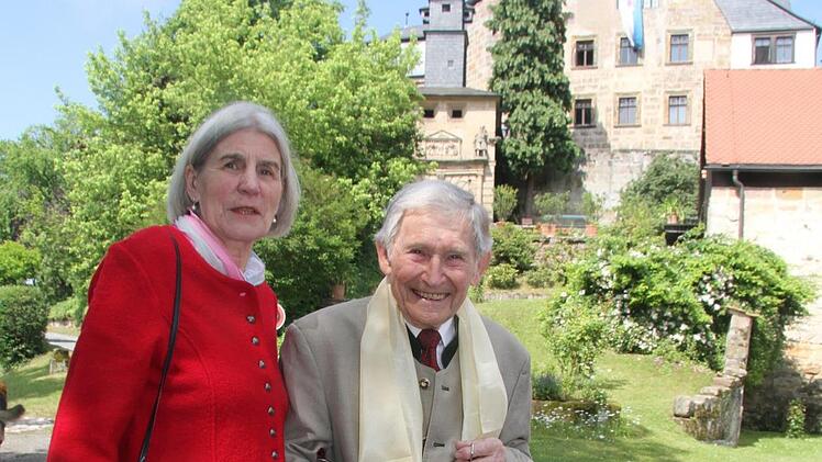 Karl-Ludwig Freiherr von Künßberg und seine Frau Sabina freuten sich bei herrlichstem Kaiserwetter über mehr als 120 geladene Ehrengäste zum 90. Jubeltag von Baron Karl-Ludwig.  Foto: Sonny Adam