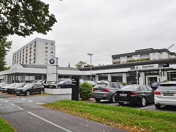 Schon heute gibt es Hochhäuser im Umfeld des Autohauses. Kann hieraus ein Maßstab für die Neubebauung abgeleitet werden? Eine spannende städtebauliche Frage.
