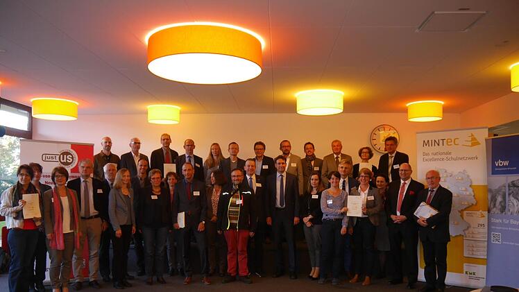 Gruppenbild aller mit einem Preis bedachten Schulen Foto: Ministerium