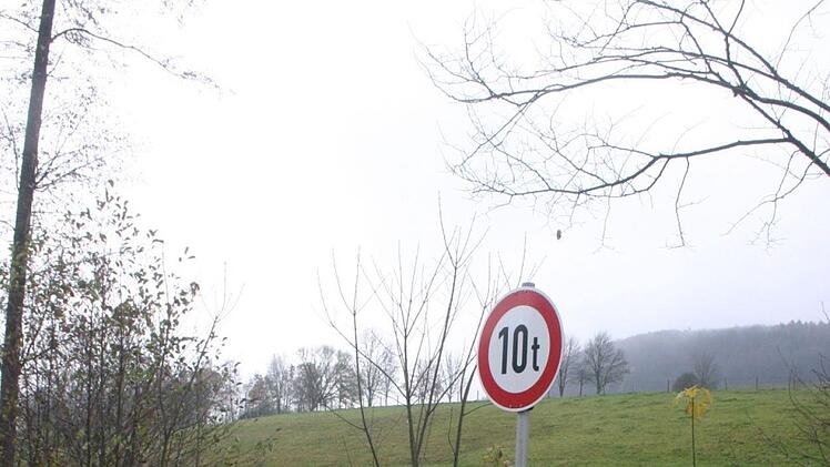 Da der Gemeinde Lautertal keine Unterlagen vorliegen, für welche Gewichtsbelastung eine  Brücke in Neukirchen ausgelegt ist, wurde das Höchstgewicht auf zehn Tonnen beschränkt. Nicht für jeden Bürger war diese Maßnahme nachvollziehbar. Foto: Martin Rebhan