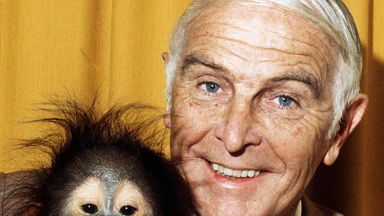 Der Zoologe und ehemalige Direktor des Frankfurter Zoos, Professor Dr. Bernhard Grzimek, aufgenommen 1971 mit einem seiner Pfleglinge, einem jungen Orang Utan. In der Sendung «Ein Platz für Tiere» brachte er seit den 1950er Jahren die Tierwelt ferner Länder fast 30 Jahre lang regelmäßig in die deutschen Wohnzimmer. Foto: Dieter Klar dpa