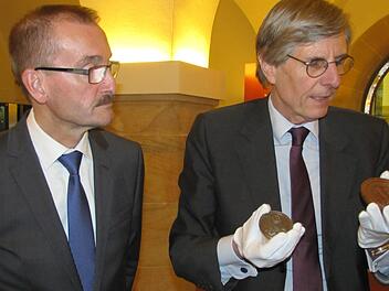 Hans-Herbert Hartan und Klaus Weschenfelder zeigen das Reliefmedaillon mit dem Bildnis von Kurfürst Johann Friedrich I. als Jahresgabe für die Kunstsammlungen. Martin Koch