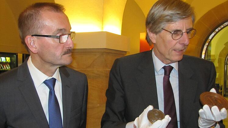 Hans-Herbert Hartan und Klaus Weschenfelder zeigen das Reliefmedaillon mit dem Bildnis von Kurfürst Johann Friedrich I. als Jahresgabe für die Kunstsammlungen. Martin Koch