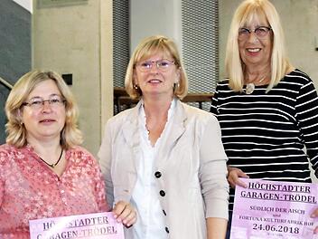 Jeanette Exner, Konni Lühring und Anita Kopp (v. l.) organisieren den Garagentrödel. Foto: Johanna Blum