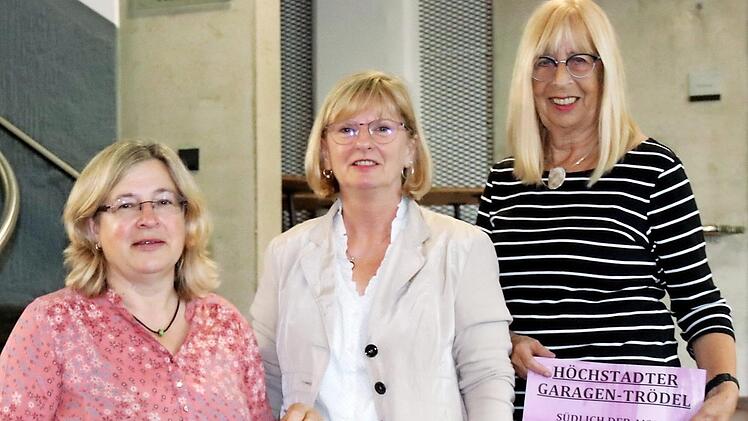 Jeanette Exner, Konni Lühring und Anita Kopp (v. l.) organisieren den Garagentrödel. Foto: Johanna Blum