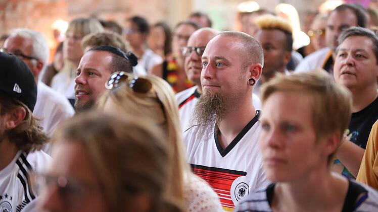 Von der frühen Anstoßzeit ließen sich die Zuschauer nicht abschrecken. Sie sorgten erneut für eine "volle Hütte" in der Kühnlenzpassage. Foto: Marian Hamacher
