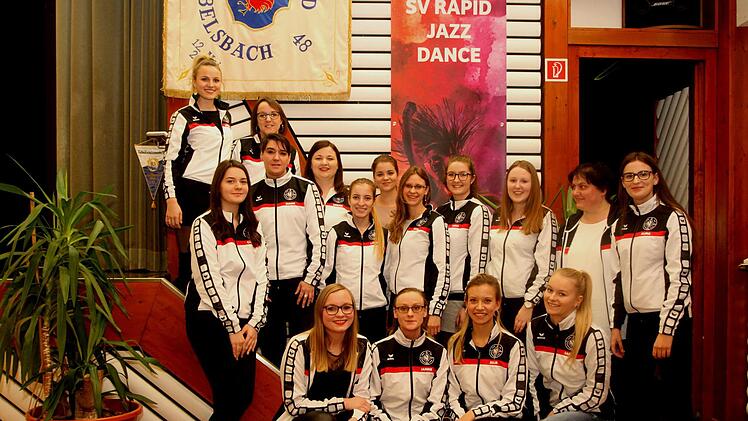 25 Jahre besteht die "Jazz-Dance-Company" des Vereins, die schon wieder an größere Auftritte denkt und dafür übt wie "Circus für Kinder und Jugendliche" und auch ein weiteres Musical; hier mit Leiterin Nicole Baum-Helbig (2. von rechts). Fotos: Günther Geiling