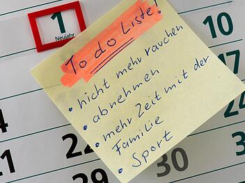 Auf dem 1. Januar eines Kalenders klebt eine "To do Liste" mit guten Vorsätzen. Wie lange die wohl dieses Jahr halten? Arno Burgi, dpa