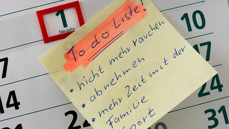 Auf dem 1. Januar eines Kalenders klebt eine "To do Liste" mit guten Vorsätzen. Wie lange die wohl dieses Jahr halten? Arno Burgi, dpa