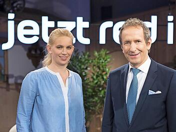 Tilmann Schöberl und Franziska Eder moderieren die Sendung. Foto: Ralf Wilschewski/BR