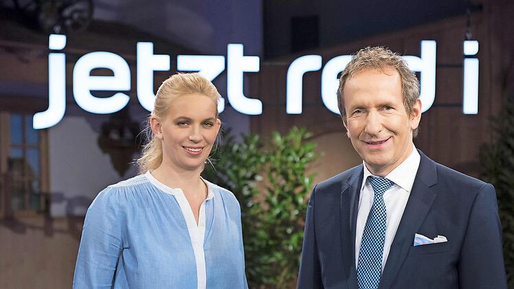 Tilmann Schöberl und Franziska Eder moderieren die Sendung. Foto: Ralf Wilschewski/BR