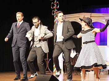 F&uuml;r nostalgische Gef&uuml;hle sorgten bekannte Schlager.  Fotos: Michael Wunder