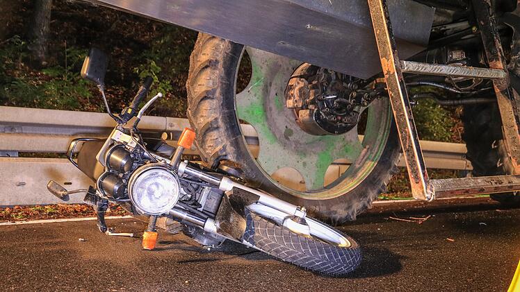 Die 22-Jährige wurde vom Hinterrad des Traktors überrollt und dabei schwer verletzt.
