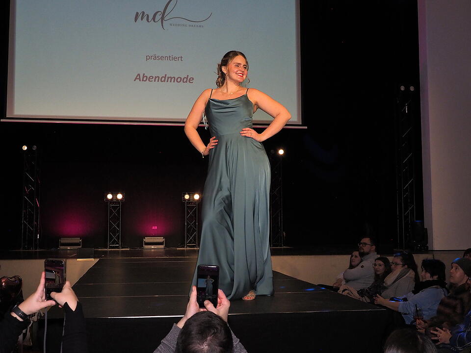 Inkl. Braut- und Festmodenschauen.