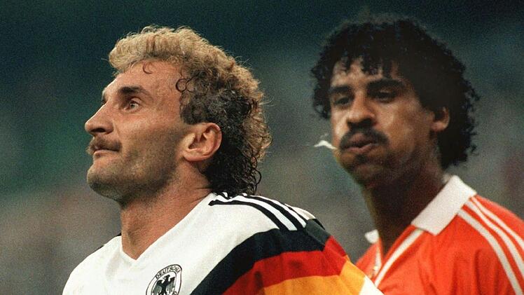 "Terra X History" erinnert an gro&szlig;e Momente auf dem Spielfeld und zeichnet ein Portrait des deutschen Ausnahme-Fu&szlig;ballers Rudi V&ouml;ller. Unvergessen die Szene im WM-Achtelfinale 1990, als der Niederl&auml;nder Frank Rijkaard den deutschen St&uuml;rmer anspuckt.