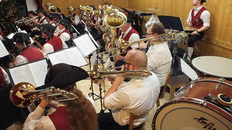 Zum Saisonabschluss präsentierte sich der Lauterer Musikverein mit einem Konzert. Fotos: Björn Hein