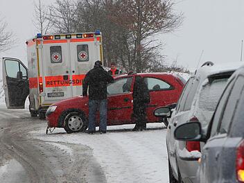 Auf dieser Schnee(fahr)bahn kam die Frau mit ihren Autos ins Schleudern. Fotos: Günther Geiling