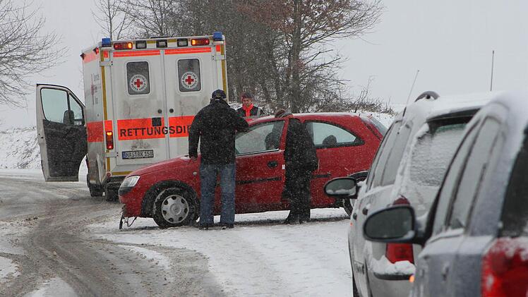Auf dieser Schnee(fahr)bahn kam die Frau mit ihren Autos ins Schleudern. Fotos: Günther Geiling
