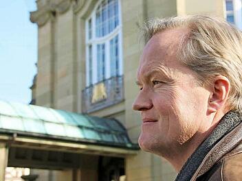 Generalkonservator Mathias Pfeil steht bei einer Stadtführung vor dem denkmalgeschützten Kurtheater. Fotos: Benedikt Borst