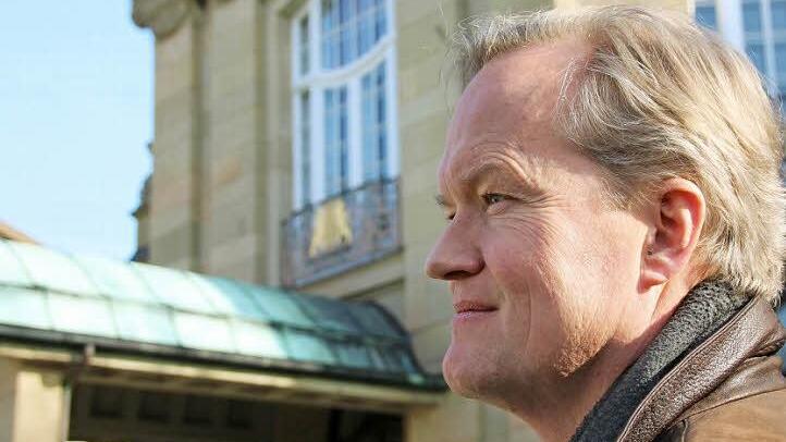 Generalkonservator Mathias Pfeil steht bei einer Stadtführung vor dem denkmalgeschützten Kurtheater. Fotos: Benedikt Borst