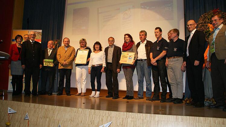 Stolz nahm der Kirchlauterer Bürgermeister Karl-Heinz Kandler (Vierter von links) die Bronzemedaille aus den Händen des Regierungspräsidenten Paul Beinhofer (Dritter von links) entgegen.